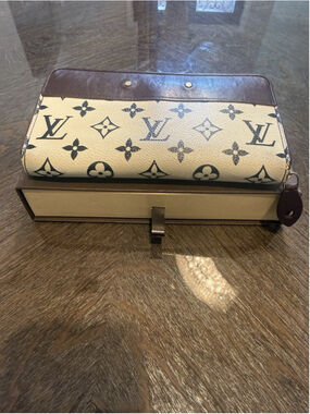 Louis Vuitton Limited Edition Monogram Insolite Zippy Wallet White & Brown